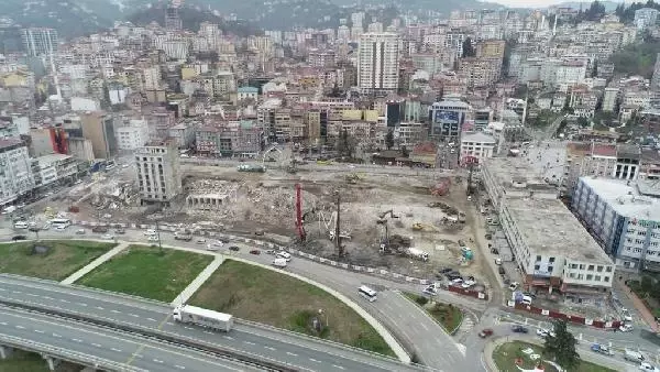 Rize'de dolgudaki son riskli bina da yıkıldı; tek darbe yetti Rize'de dolgudaki son riskli bina da yıkıldı; tek darbe yetti