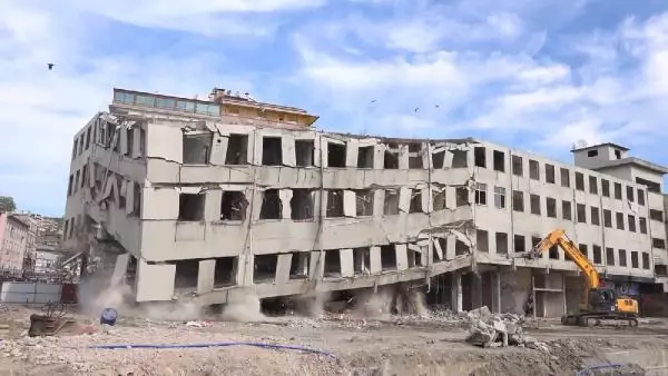 Rize'de dolgudaki son riskli bina da yıkıldı; tek darbe yetti Rize'de dolgudaki son riskli bina da yıkıldı; tek darbe yetti