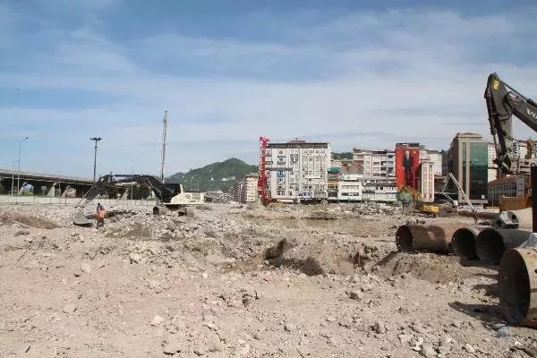 Rize'de dolgudaki son riskli bina da yıkıldı; tek darbe yetti Rize'de dolgudaki son riskli bina da yıkıldı; tek darbe yetti