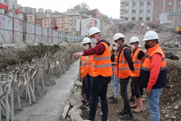 Rize'de dolgudaki son riskli bina da yıkıldı; tek darbe yetti Rize'de dolgudaki son riskli bina da yıkıldı; tek darbe yetti