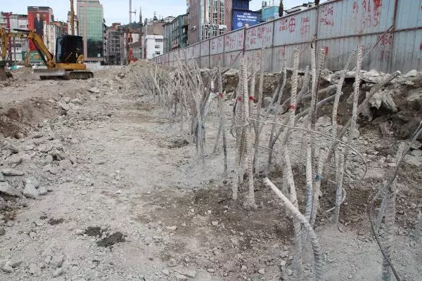 Rize'de dolgudaki son riskli bina da yıkıldı; tek darbe yetti Rize'de dolgudaki son riskli bina da yıkıldı; tek darbe yetti