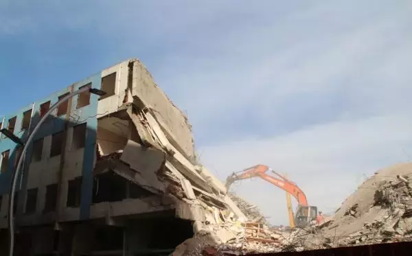 Rize'de dolgudaki son riskli bina da yıkıldı; tek darbe yetti Rize'de dolgudaki son riskli bina da yıkıldı; tek darbe yetti