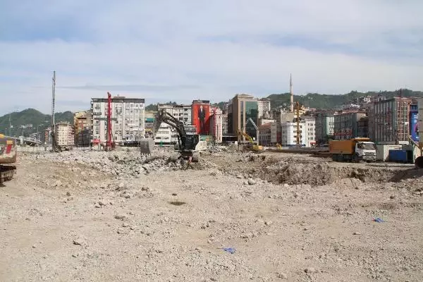 Rize'de dolgudaki son riskli bina da yıkıldı; tek darbe yetti Rize'de dolgudaki son riskli bina da yıkıldı; tek darbe yetti