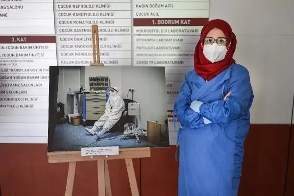 Koronavirüs salgınında insan üstü mücadelenin simge fotoğrafının hikayesi duygulandırdı Koronavirüs salgınında insan üstü mücadelenin simge fotoğrafının hikayesi duygulandırdı