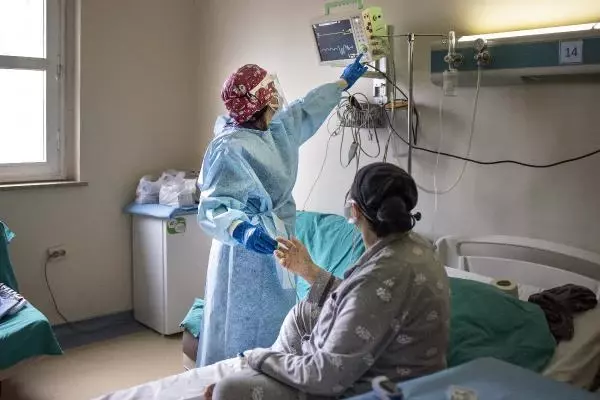 Koronavirüs salgınında insan üstü mücadelenin simge fotoğrafının hikayesi duygulandırdı Koronavirüs salgınında insan üstü mücadelenin simge fotoğrafının hikayesi duygulandırdı