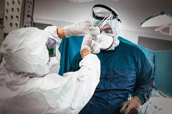 Koronavirüs salgınında insan üstü mücadelenin simge fotoğrafının hikayesi duygulandırdı Koronavirüs salgınında insan üstü mücadelenin simge fotoğrafının hikayesi duygulandırdı