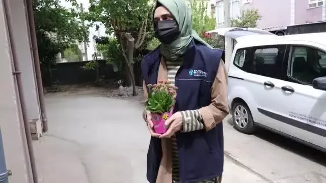 Salgın nedeniyle memleketlerine gelemeyen üniversite öğrencilerinden annelerine çiçek sürprizi Salgın nedeniyle memleketlerine gelemeyen üniversite öğrencilerinden annelerine çiçek sürprizi
