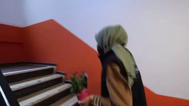 Salgın nedeniyle memleketlerine gelemeyen üniversite öğrencilerinden annelerine çiçek sürprizi Salgın nedeniyle memleketlerine gelemeyen üniversite öğrencilerinden annelerine çiçek sürprizi
