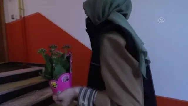 Salgın nedeniyle memleketlerine gelemeyen üniversite öğrencilerinden annelerine çiçek sürprizi Salgın nedeniyle memleketlerine gelemeyen üniversite öğrencilerinden annelerine çiçek sürprizi