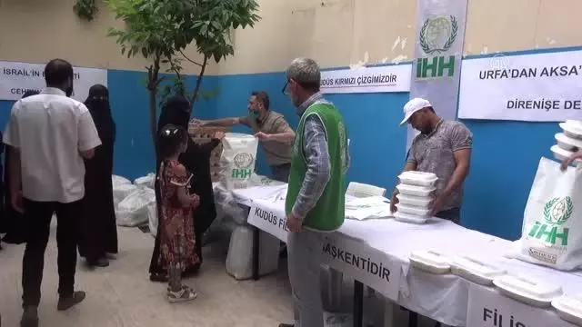 ŞANLIURFA - İhtiyaç sahibi ailelere iftariyelik dağıtıldı ŞANLIURFA - İhtiyaç sahibi ailelere iftariyelik dağıtıldı