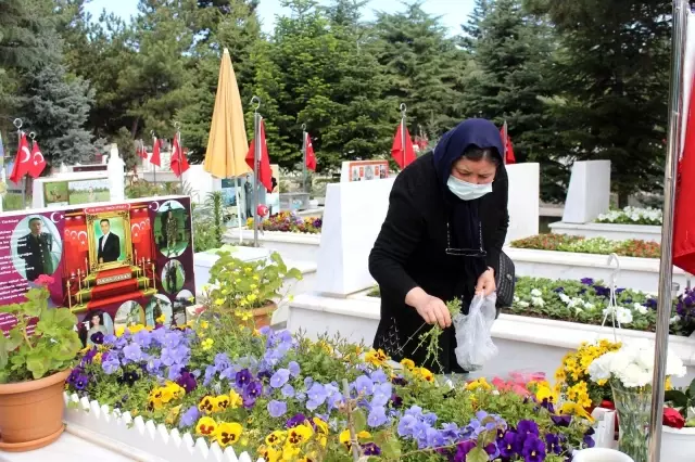 Son dakika... Şehit anneleri Anneler Günü'nü evlatlarının mezarı başında geçirdi Son dakika... Şehit anneleri Anneler Günü'nü evlatlarının mezarı başında geçirdi