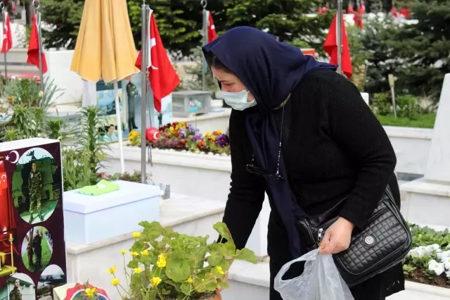 Son dakika... Şehit anneleri Anneler Günü'nü evlatlarının mezarı başında geçirdi Son dakika... Şehit anneleri Anneler Günü'nü evlatlarının mezarı başında geçirdi