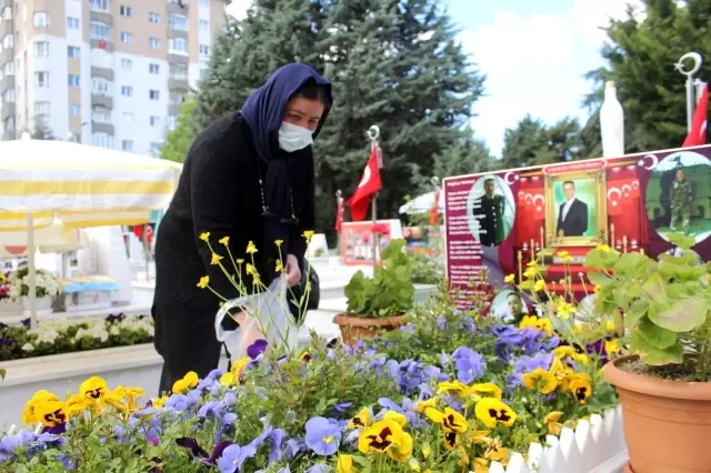 Son dakika... Şehit anneleri Anneler Günü'nü evlatlarının mezarı başında geçirdi Son dakika... Şehit anneleri Anneler Günü'nü evlatlarının mezarı başında geçirdi