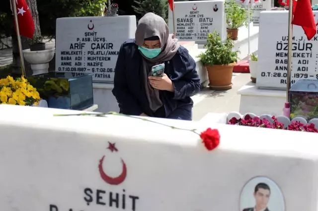 Son dakika... Şehit anneleri Anneler Günü'nü evlatlarının mezarı başında geçirdi Son dakika... Şehit anneleri Anneler Günü'nü evlatlarının mezarı başında geçirdi