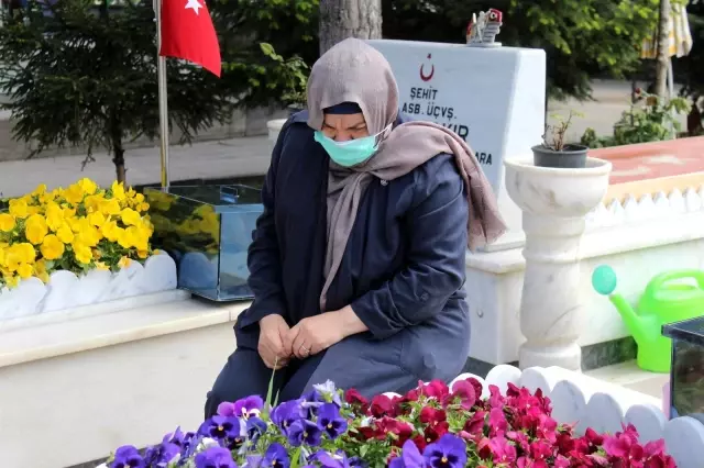 Son dakika... Şehit anneleri Anneler Günü'nü evlatlarının mezarı başında geçirdi Son dakika... Şehit anneleri Anneler Günü'nü evlatlarının mezarı başında geçirdi