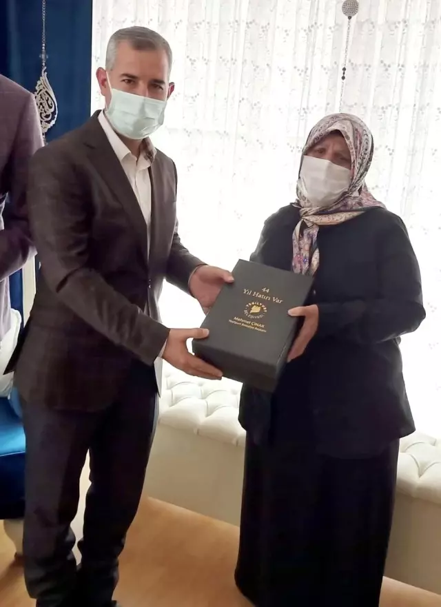 Şehit Semih Özbey'in Annesi Sadiye Özbey'e Anneler günü özel ziyareti Şehit Semih Özbey'in Annesi Sadiye Özbey'e Anneler günü özel ziyareti