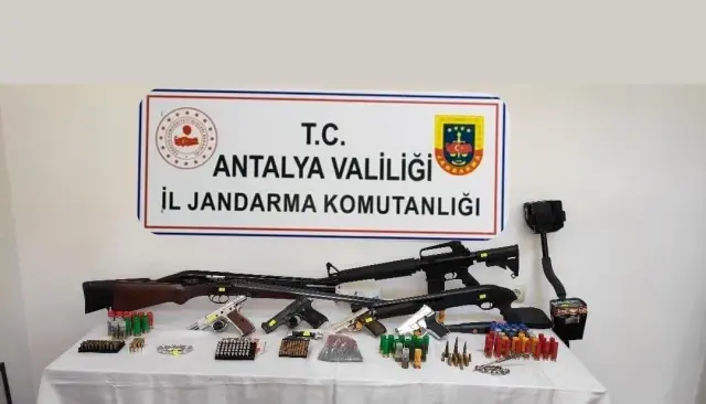 Antalya'da silah ve mühimmat kaçakçılığına 8 gözaltı Antalya'da silah ve mühimmat kaçakçılığına 8 gözaltı
