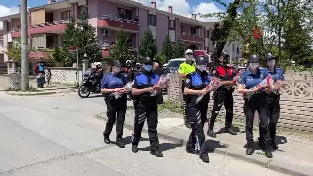 Sirenler eşliğinde bu sefer ceza için değil, bakın ne için sokaktaydılar Sirenler eşliğinde bu sefer ceza için değil, bakın ne için sokaktaydılar
