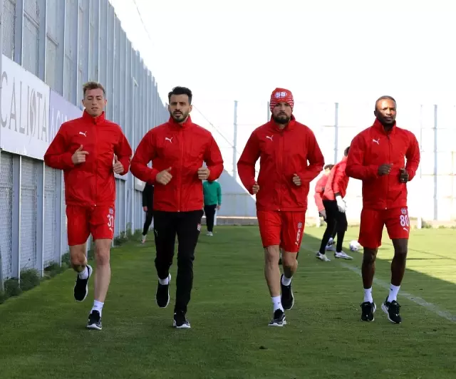 Sivasspor, ara vermeden Fenerbahçe maçı hazırlıklarına başladı Sivasspor, ara vermeden Fenerbahçe maçı hazırlıklarına başladı