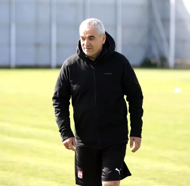 Sivasspor, ara vermeden Fenerbahçe maçı hazırlıklarına başladı Sivasspor, ara vermeden Fenerbahçe maçı hazırlıklarına başladı