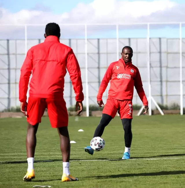 Sivasspor, ara vermeden Fenerbahçe maçı hazırlıklarına başladı Sivasspor, ara vermeden Fenerbahçe maçı hazırlıklarına başladı