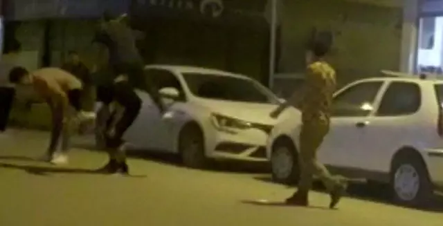 Tam kapanmada cadde üzerinde 'birdir bir' oynadılar Tam kapanmada cadde üzerinde 'birdir bir' oynadılar