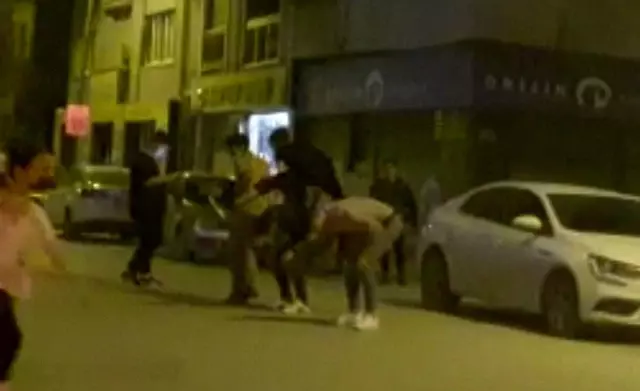 Tam kapanmada cadde üzerinde 'birdir bir' oynadılar Tam kapanmada cadde üzerinde 'birdir bir' oynadılar
