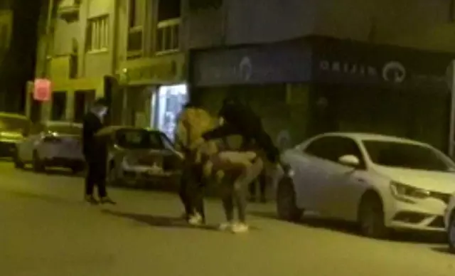 Tam kapanmada cadde üzerinde 'birdir bir' oynadılar Tam kapanmada cadde üzerinde 'birdir bir' oynadılar