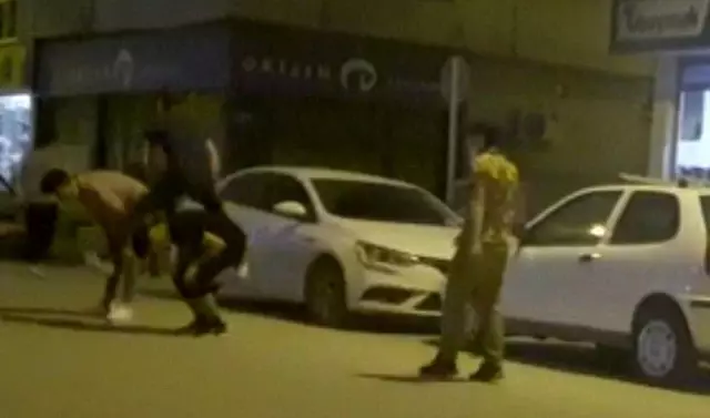 Tam kapanmada cadde üzerinde 'birdir bir' oynadılar Tam kapanmada cadde üzerinde 'birdir bir' oynadılar