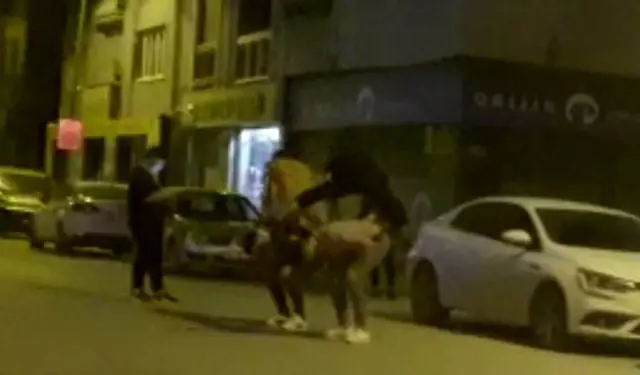 Tam kapanmada cadde üzerinde 'birdir bir' oynadılar Tam kapanmada cadde üzerinde 'birdir bir' oynadılar