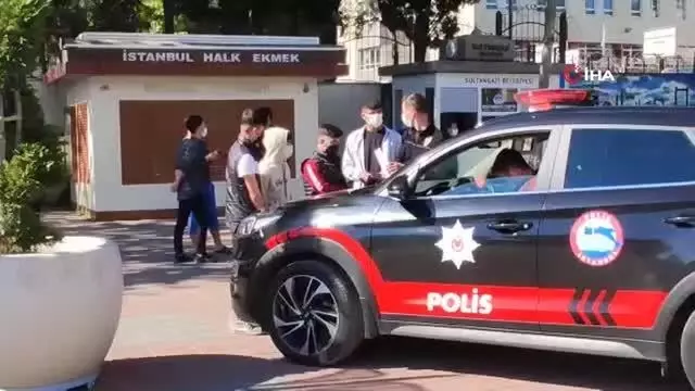 Sultangazi'de kısıtlamaya uymayan gençlere cezai işlem uygulandı Sultangazi'de kısıtlamaya uymayan gençlere cezai işlem uygulandı