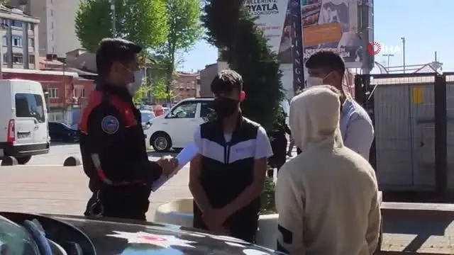 Sultangazi'de kısıtlamaya uymayan gençlere cezai işlem uygulandı Sultangazi'de kısıtlamaya uymayan gençlere cezai işlem uygulandı