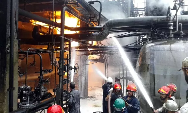 Son dakika: - Suriye'de rejime ait petrol rafinerisinde yangın Son dakika: - Suriye'de rejime ait petrol rafinerisinde yangın