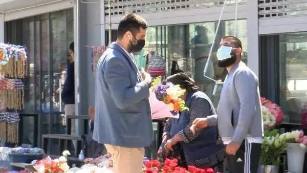 Taksim çiçekçilerinde 'Anneler Günü' yoğunluğu Taksim çiçekçilerinde 'Anneler Günü' yoğunluğu