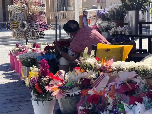 Taksim çiçekçilerinde 'Anneler Günü' yoğunluğu Taksim çiçekçilerinde 'Anneler Günü' yoğunluğu