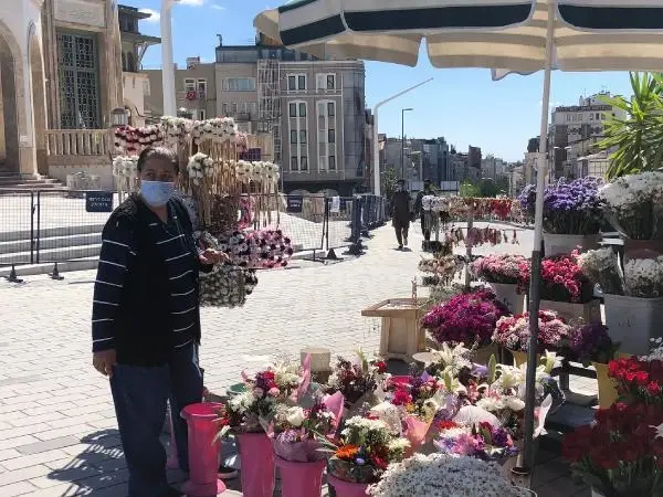 Taksim çiçekçilerinde 'Anneler Günü' yoğunluğu Taksim çiçekçilerinde 'Anneler Günü' yoğunluğu