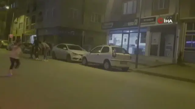 Tam kapanmada cadde üzerinde 'birdir bir' oynadılar Tam kapanmada cadde üzerinde 'birdir bir' oynadılar