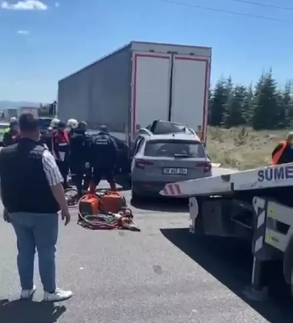 ANKARA TIR'A ÇARPAN OTOMOBİLDEKİ KARI- KOCA İLE BİR ÇOCUKLARI ÖLDÜ, 2 KİŞİ DE YARALANDI ANKARA TIR'A ÇARPAN OTOMOBİLDEKİ KARI- KOCA İLE BİR ÇOCUKLARI ÖLDÜ, 2 KİŞİ DE YARALANDI