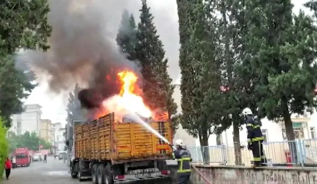 Tırdaki atıklar yangına neden oldu Tırdaki atıklar yangına neden oldu