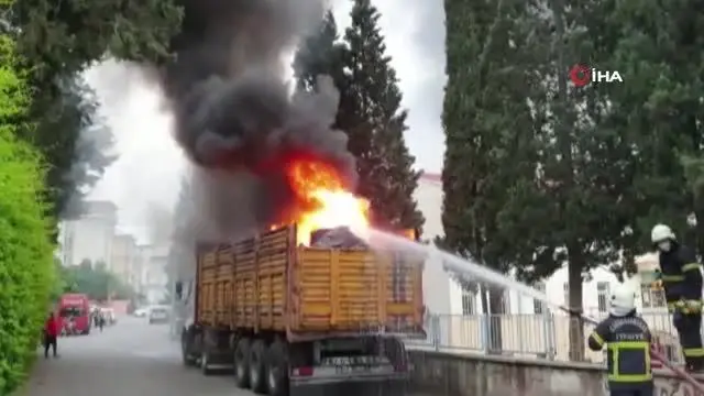 Tırdaki atıklar yangına neden oldu Tırdaki atıklar yangına neden oldu
