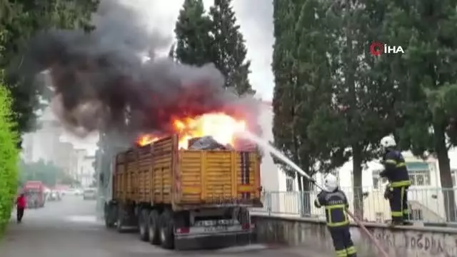 Tırdaki atıklar yangına neden oldu Tırdaki atıklar yangına neden oldu