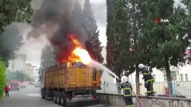 Tırdaki atıklar yangına neden oldu Tırdaki atıklar yangına neden oldu