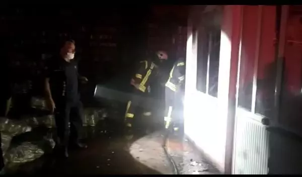 Turgutlu'da, Tarım Ürünleri Gıda Çarşısı'nda iş yeri yangını Turgutlu'da, Tarım Ürünleri Gıda Çarşısı'nda iş yeri yangını