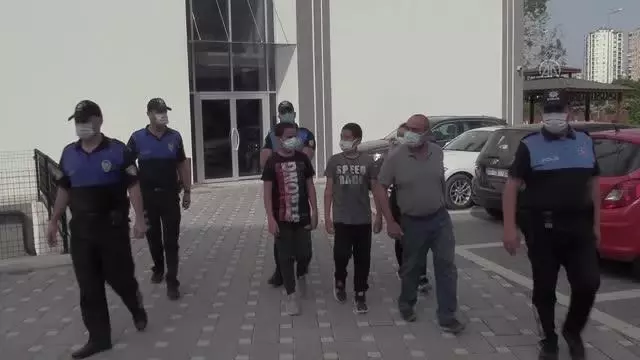 Üç kardeş, kanserden hayatını kaybeden annelerinin mezarını polislerin yardımıyla ziyaret etti Üç kardeş, kanserden hayatını kaybeden annelerinin mezarını polislerin yardımıyla ziyaret etti