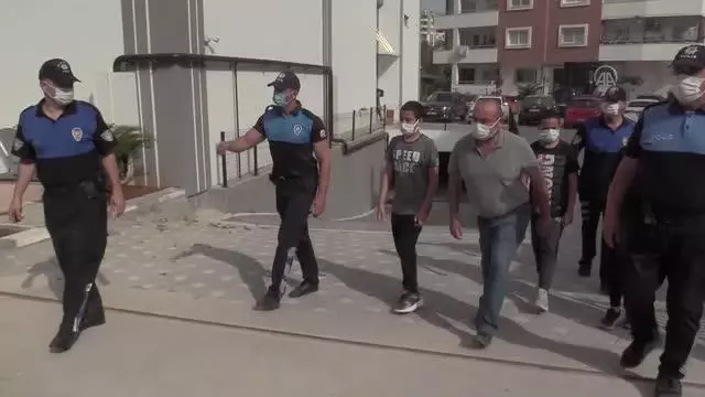 Üç kardeş, kanserden hayatını kaybeden annelerinin mezarını polislerin yardımıyla ziyaret etti