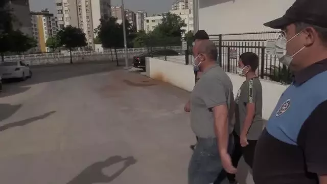 Üç kardeş, kanserden hayatını kaybeden annelerinin mezarını polislerin yardımıyla ziyaret etti