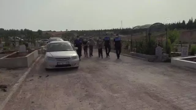 Üç kardeş, kanserden hayatını kaybeden annelerinin mezarını polislerin yardımıyla ziyaret etti