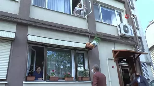 Üsküdarlı annelere Anneler Gününde mor salkım sürprizi Üsküdarlı annelere Anneler Gününde mor salkım sürprizi
