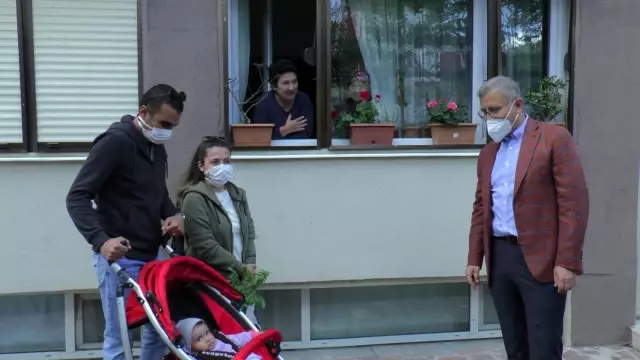 Üsküdarlı annelere Anneler Gününde mor salkım sürprizi Üsküdarlı annelere Anneler Gününde mor salkım sürprizi