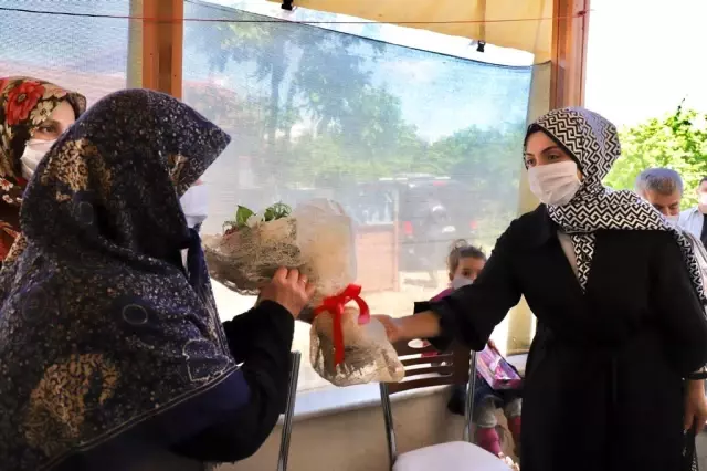 Vali Atay ve eşi şehit annelerini unutmadı